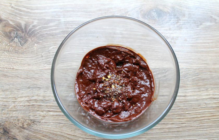 1. Этап. Шоколадный соус к мясу: Переложите массу в миску и пробейте все блендером до однородной массы. Посолите и добавьте чили по вкусу. Переложите в соусник и подавайте к столу вместе с блюдом.