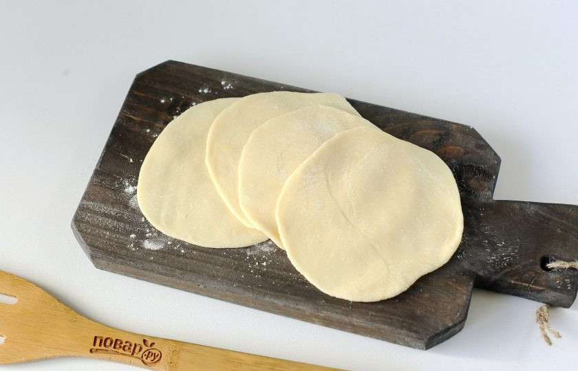 1. Этап. Диетические манты: Затем раскатайте скалкой в форме круга.