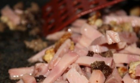 1. Этап. Паста с грибами в томатном соусе: 2. Отдельно обжариваем измельченные ветчину с луком и грибами. Если у вас есть время, можно приготовить и лесные грибы, но я так не экспериментировала и готовила всегда из шампиньонов.