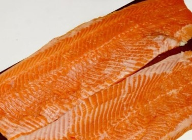 1. Этап. Форель слабосоленая: Затем разделываем рыбу на два больших филе. Выбираем с них оставшиеся косточки.