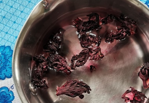 1. Этап. Чай Красная девица: Каркаде залить фильтрованной водой и оставить на 15 минут.