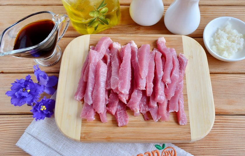 1. Этап. Ве-ча: Порежьте мясо поперек волокон тонкими брусочками. Солить не нужно! Отправьте его на сковороду с разогретым маслом и обжаривайте до готовности.