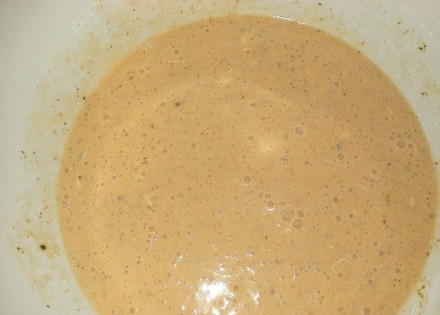 1. Этап. Запеканка из цветной капусты в духовке: Смешиваем сметану, яйца, муку, добавляем соль и перец.