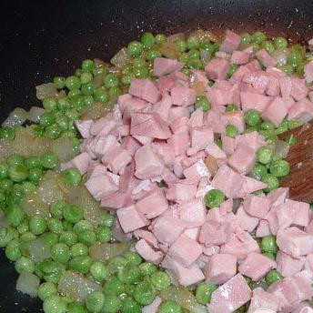 1. Этап. Кантонское Ризотто: Затем добавить нарезанную кубиками ветчину и обжаривать около 2-3 минут.