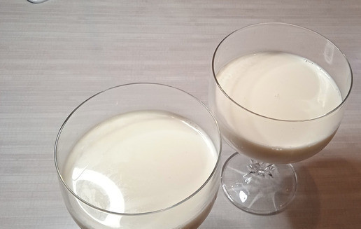 1. Этап. Дынная панна котта: Разлить по формам (бокалам, фужерам). Убрать в холодильник на 2 ч до полного застывания.