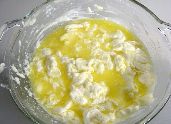 1. Этап. Сырное пюре: 2. Параллельно отварим картошку. Эту смесь тоже поставьте поближе к огню, чтобы масло и сыр начали таять.