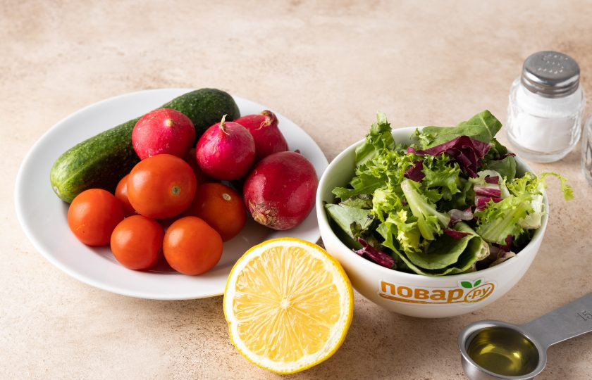 1. Этап. Салат с огурцами, помидорами и редиской: Подготовьте все ингредиенты.