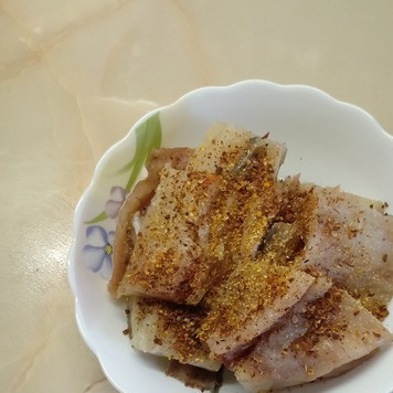 1. Этап. Минтай, запеченный в духовке: Выложить филе в глубокую миску, посолить, поперчить, добавить приправы, перемешать и оставить мариноваться на 20мин. Если вы поделили рыбу на 2 больших филе, то посыпьте их сверху приправой прямо на доске и никуда не убирайте.