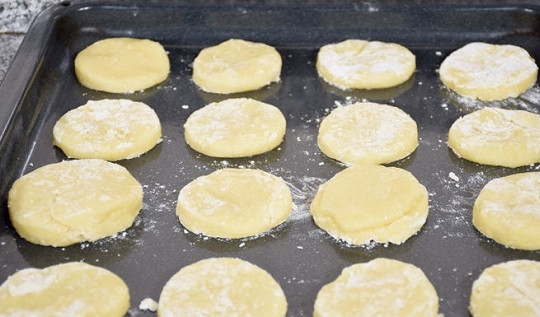 1. Этап. Печенье с фруктами: 6. Выложите на противень и отправьте в разогретую духовку. Запекайте при температуре 180 градусов 10-15 минут.