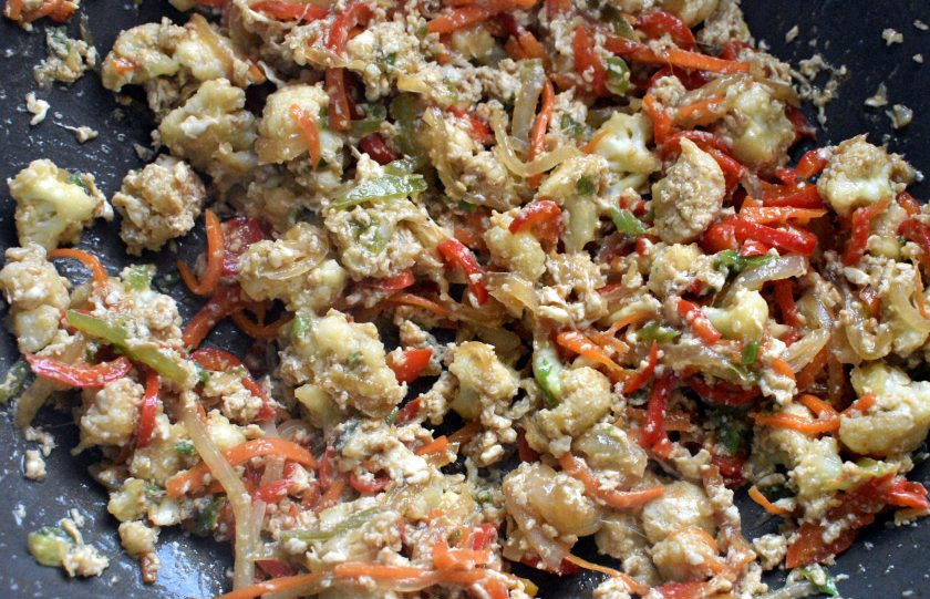 1. Этап. Цветная капуста с яйцами: Перемешайте овощи яйца и поджарьте до крошки.