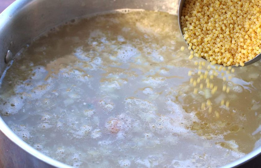 1. Этап. Итальянский свадебный суп: Всыпьте пасту, варите 10 минут. Фрикадельки должны всплыть наверх.