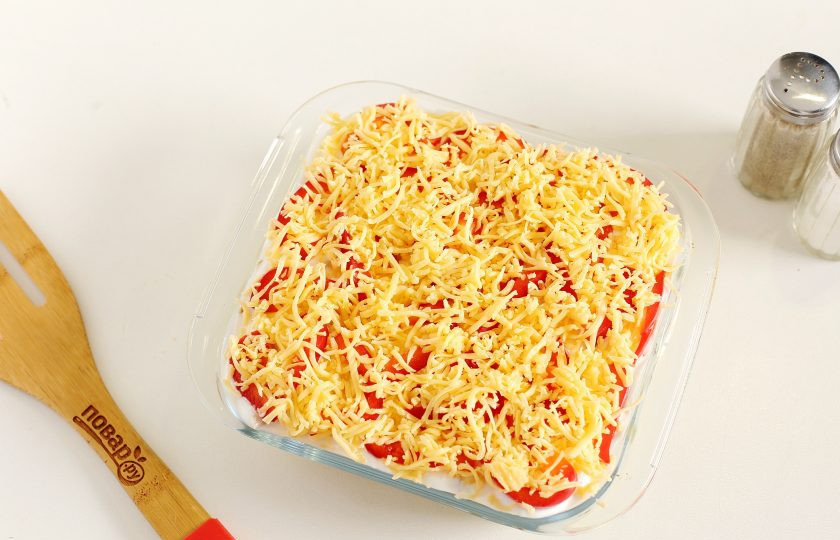 1. Этап. Кальмары по-гречески: Посыпьте перец тертым сыром и запекайте в разогретой до 180 градусов духовке до образования румяной корочки.