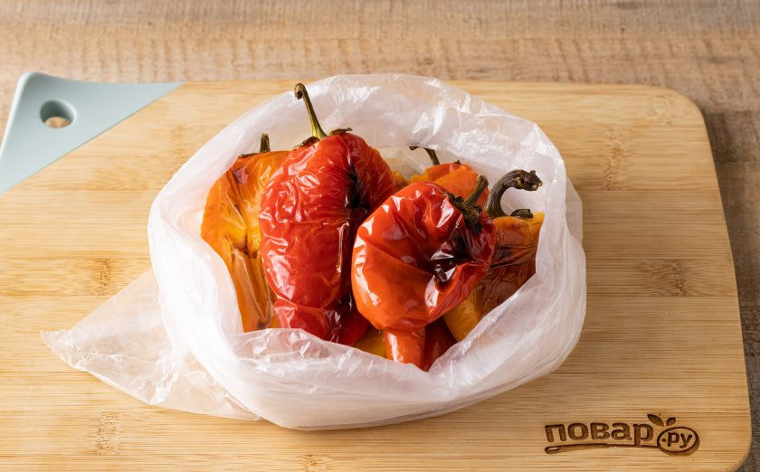 1. Этап. Айвар с баклажанами на зиму: Горячие перцы переложите в пакет, надуйте и завяжите. Оставьте перцы пропариться на 10 минут.