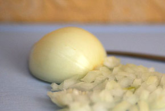 1. Этап. Суп бедного бедняка: Мелко нарезаем репчатый лук.