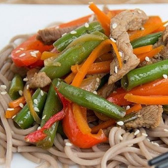 Говядина с гречневой лапшой