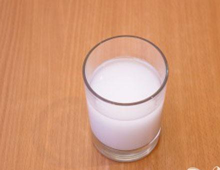 1. Этап. Сырники с вишневым соусом: 4. Займемся приготовлением соуса. Разводим крахмал в холодной воде (150 мл).