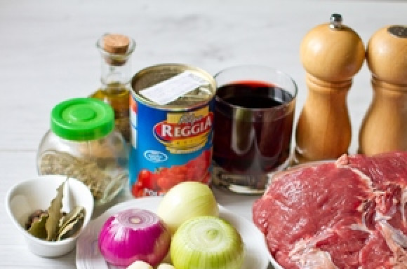 1. Этап. Стифадо из говядины: Подготовьте необходимые ингредиенты. Овощи промойте.