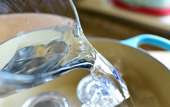 1. Этап. Вареное сгущенное молоко: 2. Залейте банки водой, чтобы она покрыла их на 3-4 пальца, ведь в процессе варки жидкость будет уменьшаться.