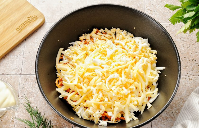 1. Этап. Рулет из баклажанов с сыром и корейской морковью: Сыр и яйцо натрите на крупной тёрке.