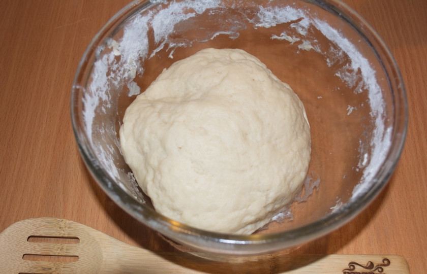 1. Этап. Вареники по-донскому: Влейте кипяток, миксером замесите тесто. Не пытайтесь вымешивать тесто руками: оно будет горячим. В конце замеса введите в тесто 3 ст. ложки растительного масла.