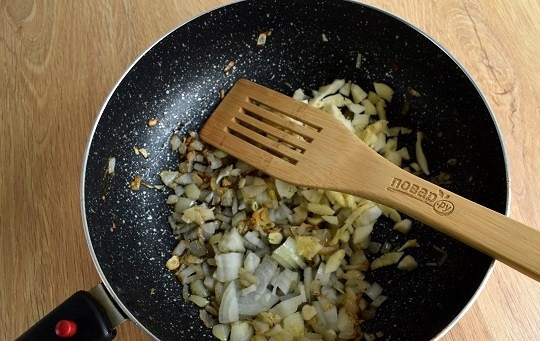 1. Этап. Харчо с перловкой: Пока варятся перловка и картофель, приготовьте поджарку. Лук, чеснок и пастернак измельчите, обжарьте на разогретом масле до мягкости.