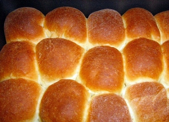 1. Этап. Булочка с повидлом: 8. Отправьте противень в духовку и выпекайте до румяной корочки минут 15-20. После немного остудите и присыпьте сахарной пудрой.