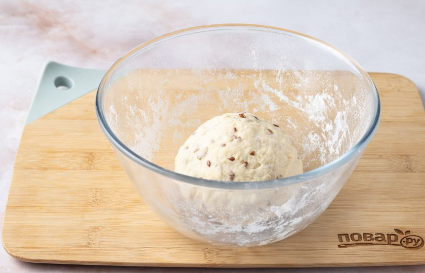 1. Этап. Зерновой хлеб на дрожжах: Заместите мягкое тесто, которое не липнет к рукам. Выложите его в смазанную растительным маслом миску. Прикройте пленкой и уберите в теплое место на 1,5 часа.