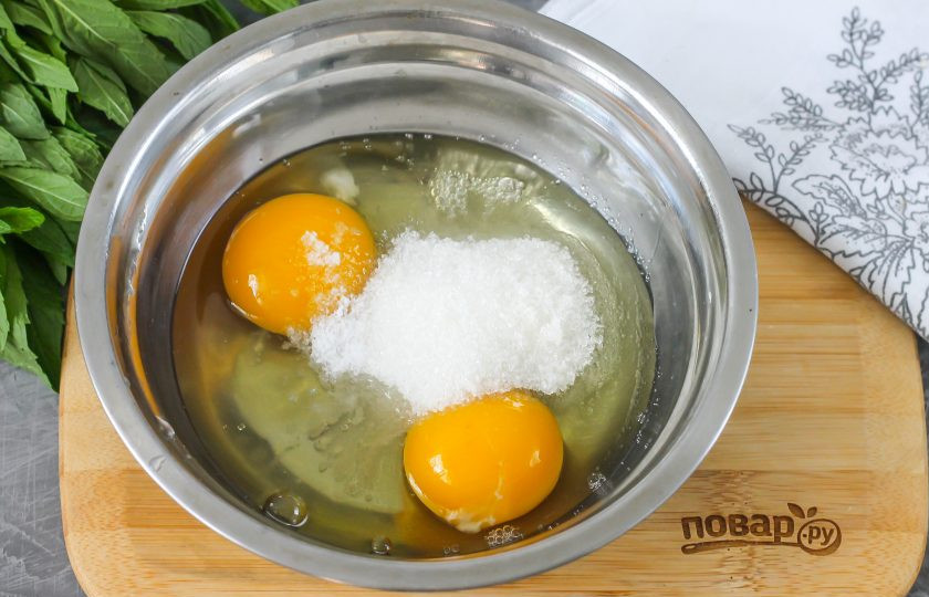 1. Этап. Хворост на коньяке: Вбейте куриные яйца в глубокую емкость, всыпьте сахарный песок и соль, тщательно взбейте. На этом этапе вы можете добавить ванильный сахар или ароматизатор, чтобы хворост был не только аппетитным, но и очень ароматным.