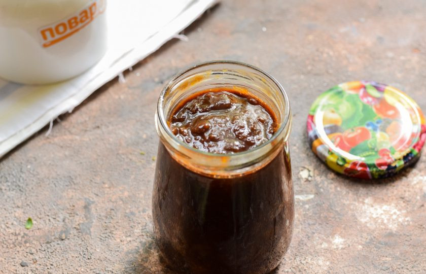 1. Этап. Абрикосовое варенье с какао: Банку для заготовки тщательно вымойте с пищевой содой, после ополосните хорошо под теплой проточной водой. Стерилизуйте банку и крышку удобным способом — над паром, в духовке или микроволновке. Наполните банку вареньем. У меня вышло 500 грамм варенья.