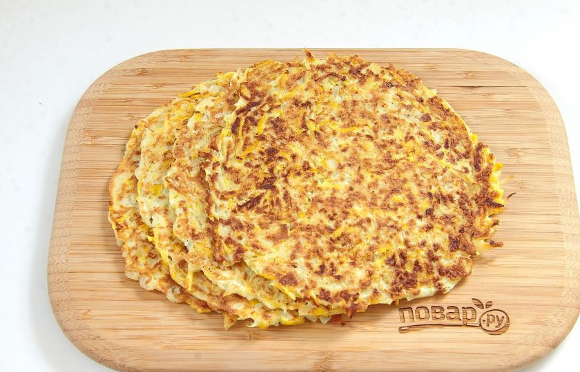 1. Этап. Тыквенные рулетики с печенью: Сковороду смажьте растительным маслом и выложите овощную массу в виде лепешки, разравнивая ее ложкой. Лепешки старайтесь делать по возможности максимально тонкими. В зависимости от их диаметра выходит 4-6 шт. У меня получились 4 лепешки.