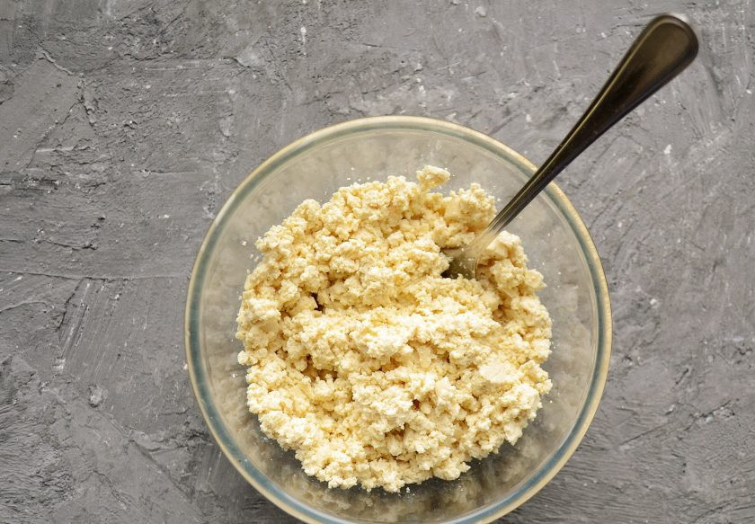 1. Этап. Вегетарианские каннеллони: В отдельной миске измельчите вилкой тофу до консистенции рассыпчатого творога.