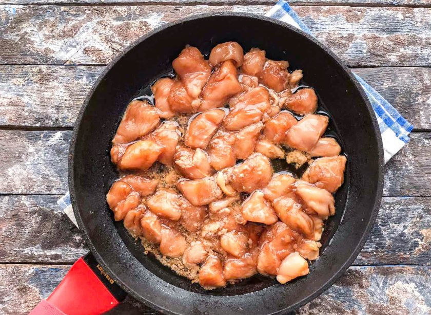 1. Этап. Фунчоза с курицей терияки: На хорошо разогретую сковороду с растительным маслом выложите курицу и жарьте ее 10-15 минут, все время помешивая.