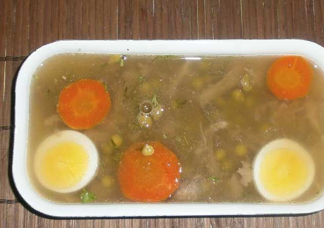 1. Этап. Холодец из утки: Через сито заливаем бульоном. Даем остыть до комнатной температуры.