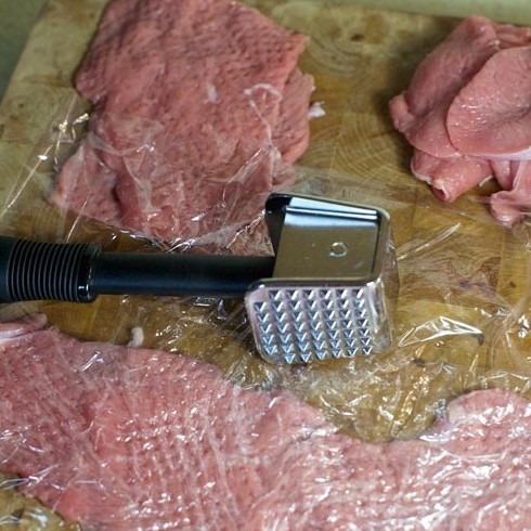 1. Этап. Рулетики из телятины: Телячью вырезку нарежьте на тонкие эскалопы, каждый из которых отбейте с обеих сторон максимально тонко. Чем тоньше отобьете - тем нежнее получатся рулетики, однако не переусердствуйте и не продырявьте мясо.