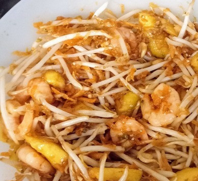 1. Этап. Тайский салат с креветками и манго: Дайте салату настояться минут 5 и вкусам подружиться. Можно подавать. Приятного аппетита.