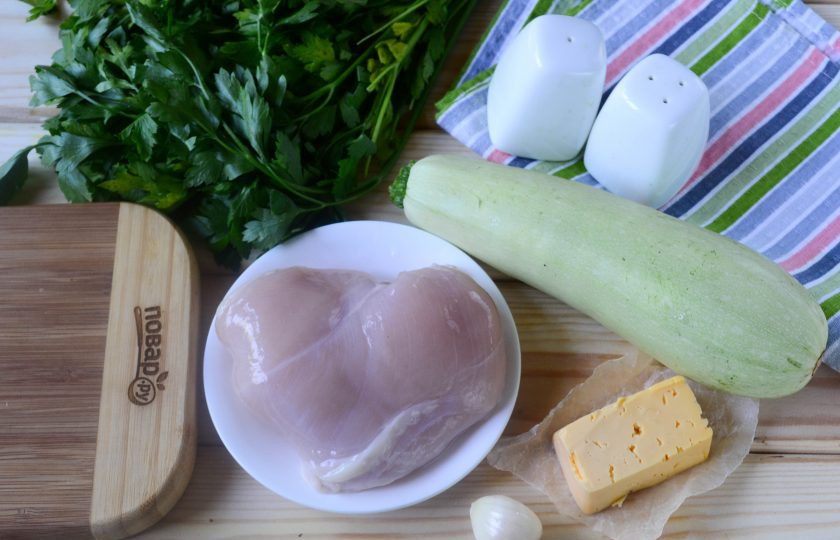 1. Этап. Рулетики из кабачков с куриной грудкой: Подготовьте все необходимые ингредиенты. Кабачок выбирайте небольшого размера и с зеленой кожурой.
