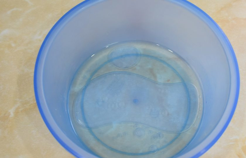 1. Этап. Галета с творогом и малиной: Для теста налейте в чашу растительное масло и добавьте к нему кипяток.