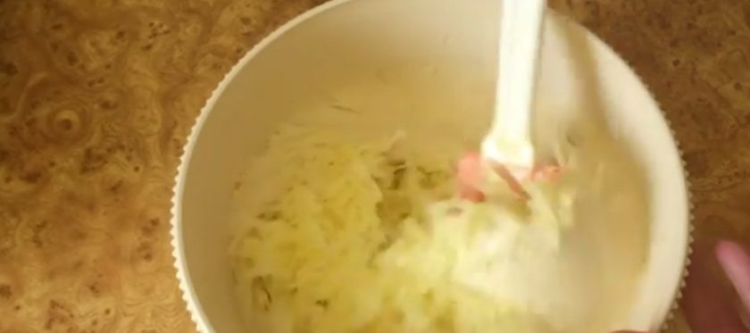 1. Этап. Блины толстые с картофелем: 3. Хорошо перемешайте, накройте крышкой и оставьте в теплом месте на 1 час. Добавьте очищенный и натертый на терке картофель. Хорошо перемешайте и оставьте на несколько минут.