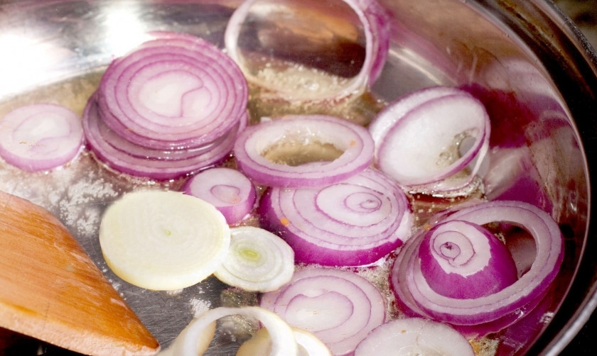 1. Этап. Тушеная капуста с томатной пастой: Нарежьте кольцами красный и репчатый лук.