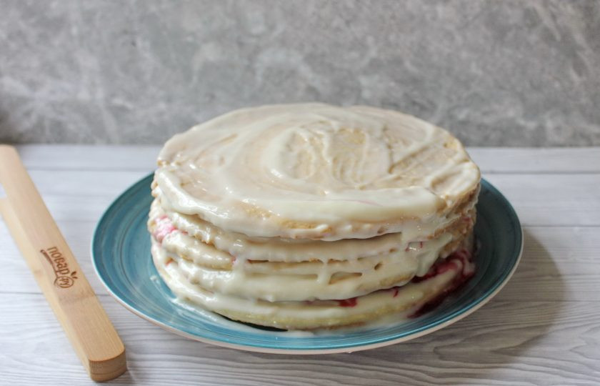 1. Этап. Медовый торт с вишней: Таким образом соберите весь торт. Вишня будет на первом и третьем корже. Если вам захочется больше кислинки, то выложите вишню на три-четыре коржа.