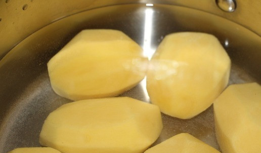 1. Этап. Картофельные шарики На зубок: Картофель сварить или запечь в фольге до готовности.