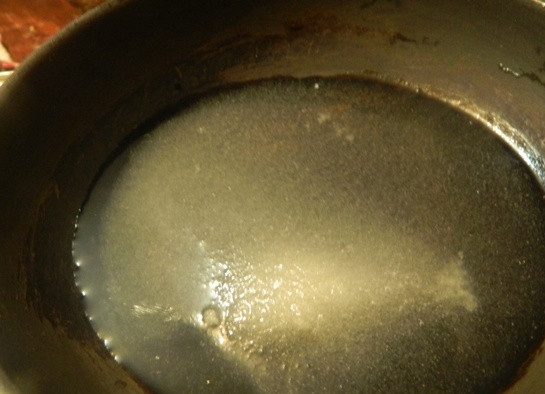 1. Этап. Флан испанский: А тем временем приготовим карамель. На сковороду высыпаем сахар, добавляем сок лимона и воду и, постоянно помешивая, варим до состояния карамели нужного вам цвета.