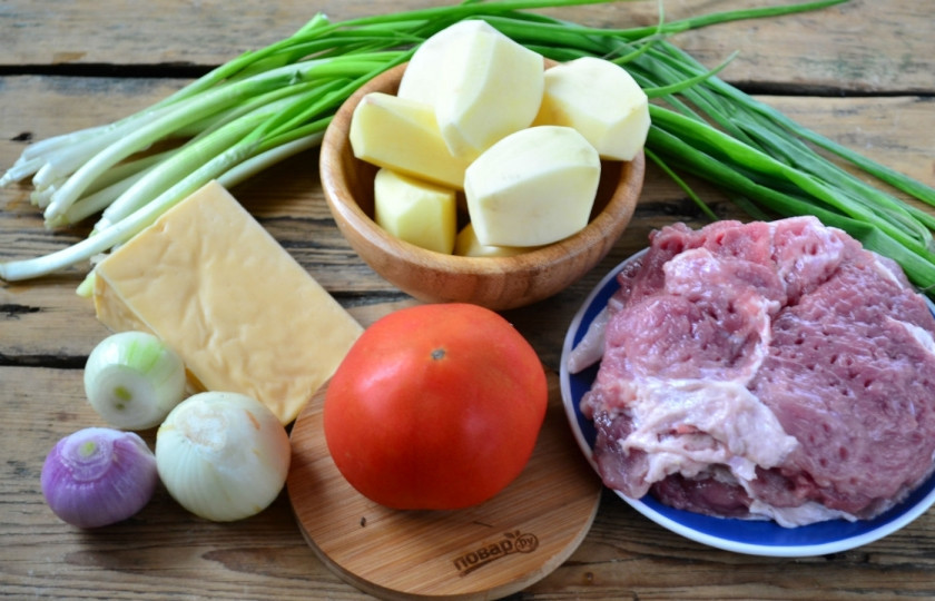 1. Этап. Мясо под шубой: 1. Подготовьте все необходимые ингредиенты. Картофель и лук я заранее очистила, а мясо порезала на пластины толщиной 1 см. и отбила с двух сторон.