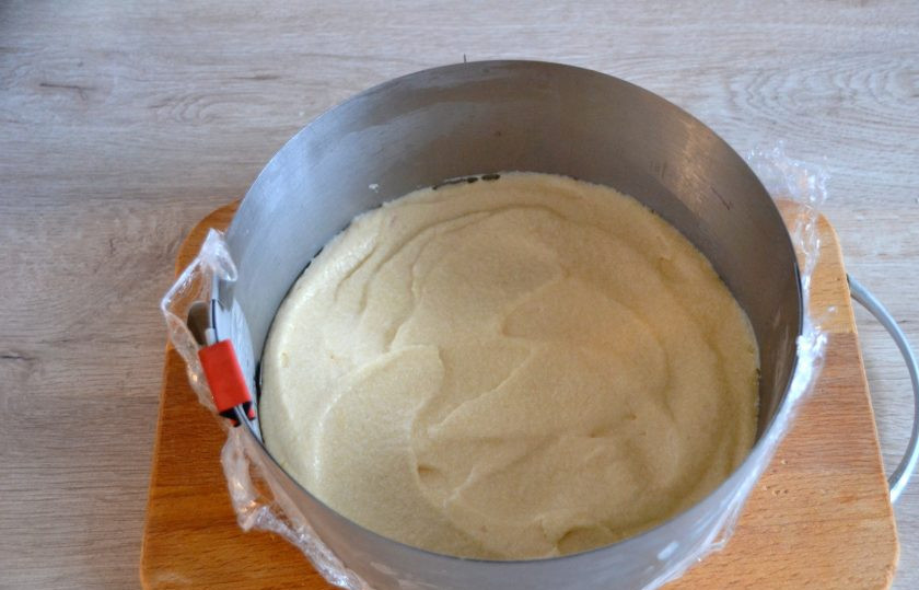 1. Этап. Торт Груши в карамели: Выложите в подготовленное кондитерское кольцо половину мусса. Поставьте в морозилку на 3-4 минуты.