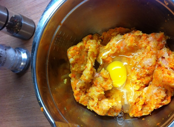 1. Этап. Паровые куриные котлеты: Затем куриный фарш соединяем с морковью и добавляем яйцо. Солим, перчим, добавляем приправ.