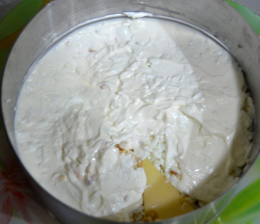 1. Этап. Салат Мышки-шалунишки: Смажьте верх белкового слоя майонезом.