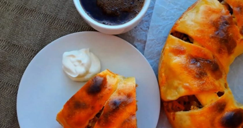 1. Этап. Вкусный пирог с капустой и мясом: 5. Выпекайте пирог при температуре 180 градусов примерно 40-45 минут. За 20 минут до готовности выньте пирог с духовки и смажьте его слегка взбитым желтком. Приятного аппетита!