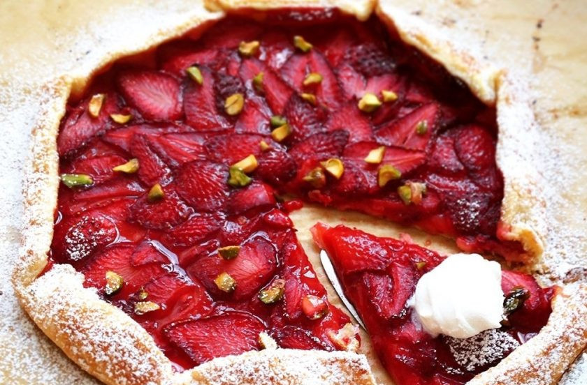 1. Этап. Галета с клубникой: 6. Выпекайте галету около 20-30 минут при 200 градусах. Подавайте ее теплой или холодной, украсьте сахарной пудрой.