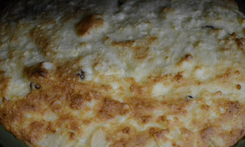 1. Этап. Пышная творожная запеканка с яблоками: 6. Выпекаю запеканку в разогретом до 180 градусов духовом шкафу около 40 минут (до появления румяной корочки).