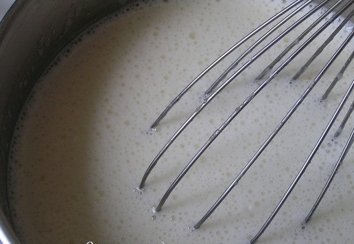 1. Этап. Торт Два шоколада и лесные ягоды: Затем тонкой струйкой влейте в горячее молоко, постоянно помешивая.